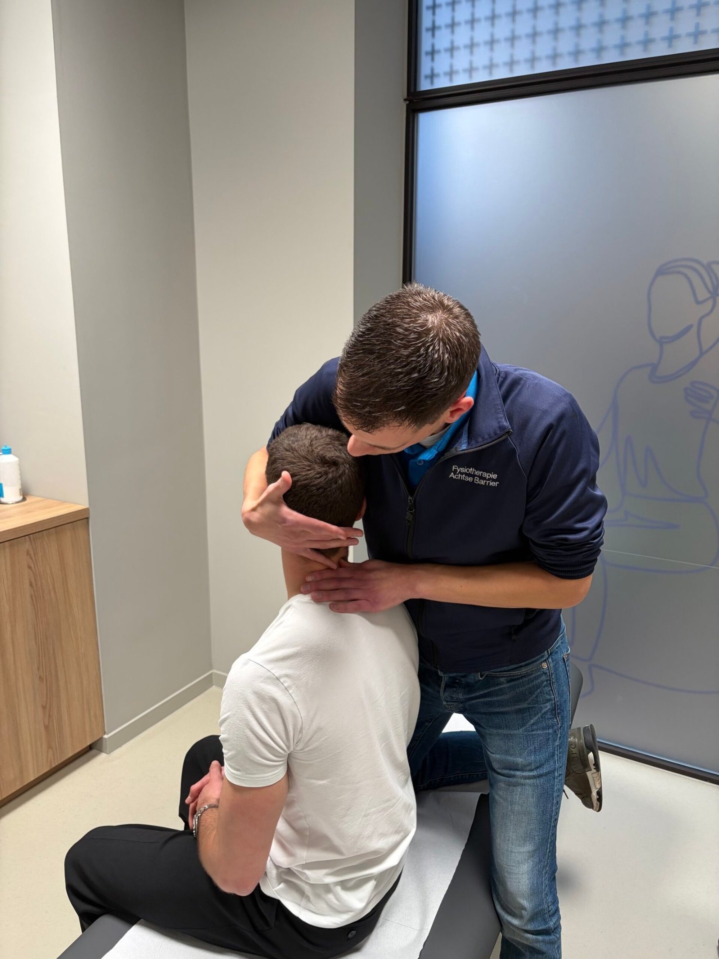 Manual therapy for neck pain at our physiotherapy practice in Eindhoven